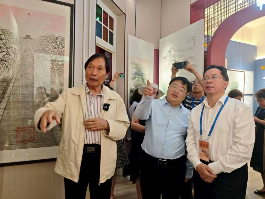 丹青绘中轴 文脉永传承 ——“庆祝北京中轴线申遗成功一周年·杨留义北京中轴线城市山水画展”在京开幕(图6) “庆祝北京中轴线申遗成功一周年·杨留义北京中轴线城市山水画展”在京开幕(图6)