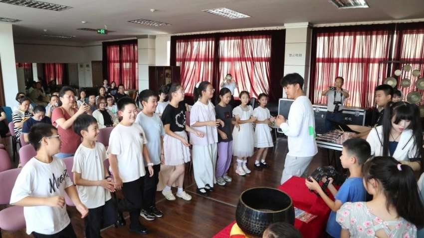 艺术之光照亮童心,文化自信铸就未来——青岛市歌舞剧院首届高雅艺术走近青少年展演季成功举办(图3) 艺术之光照亮童心,文化自信铸就未来——青岛市歌舞剧院首届高雅艺术走近青少年展演季成功举办(图3)