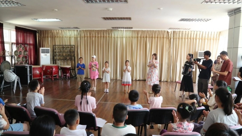 艺术之光照亮童心,文化自信铸就未来——青岛市歌舞剧院首届高雅艺术走近青少年展演季成功举办(图9) 艺术之光照亮童心,文化自信铸就未来——青岛市歌舞剧院首届高雅艺术走近青少年展演季成功举办(图9)