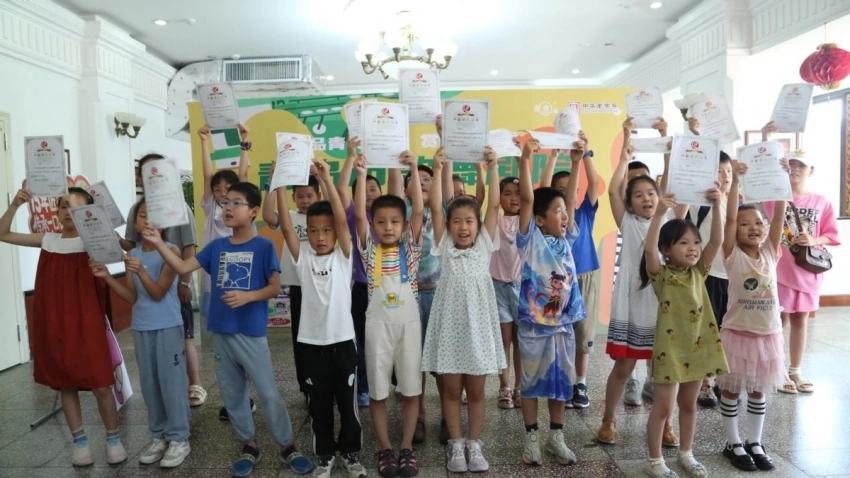 艺术之光照亮童心,文化自信铸就未来——青岛市歌舞剧院首届高雅艺术走近青少年展演季成功举办(图11) 艺术之光照亮童心,文化自信铸就未来——青岛市歌舞剧院首届高雅艺术走近青少年展演季成功举办(图11)