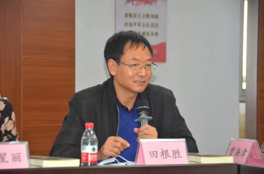 用联话传承文化与重述历史——曾海津、刘枫《寒溪联话》新书发布暨研讨会成功举办(图6) 用联话传承文化与重述历史——曾海津、刘枫《寒溪联话》新书发布暨研讨会成功举办(图6)