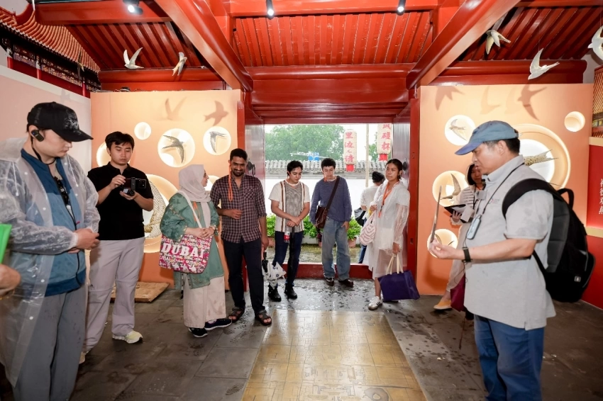 漫步鼓楼西大街,感受京味新活力——2025“打卡鼓西,漫步斜街”文化消费活动线下活动正式启动(图7) 2025“打卡鼓西,漫步斜街”文化消费活动线下活动正式启动(图7)