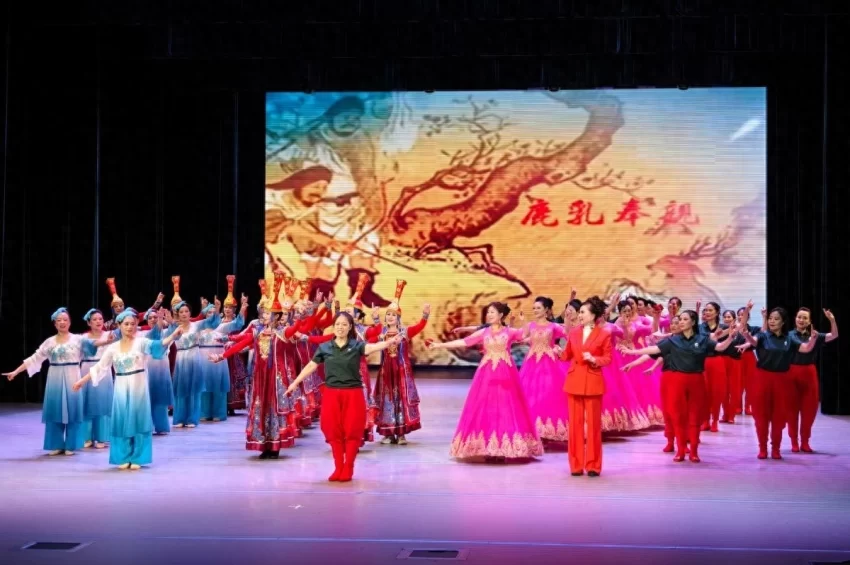 “九九重阳・乐龄逸汇”银龄文化艺术活动成功举办(图1) “九九重阳・乐龄逸汇”银龄文化艺术活动成功举办(图1)