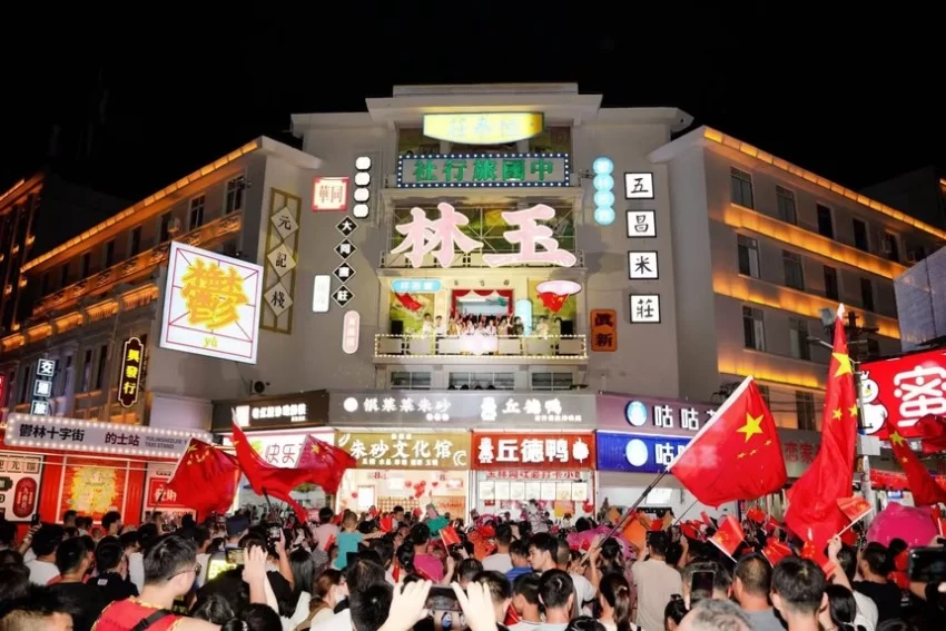 玉林十字街城事文化艺术季：百年骑楼与现代艺术对话(图1)