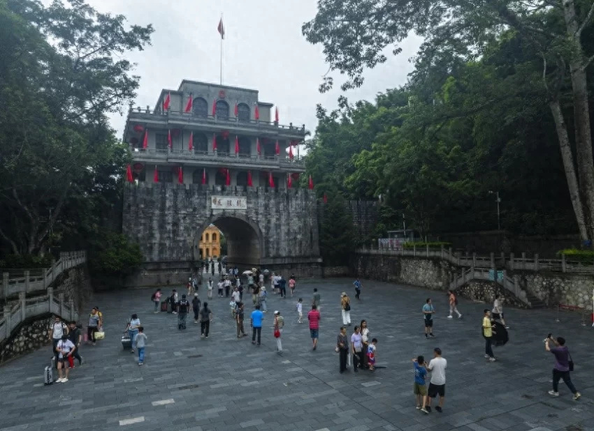 广西凭祥:跨境旅游持续升温(图1) 广西凭祥:跨境旅游持续升温(图1)
