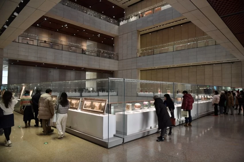 倡扬东方新古典美学:“诗心万象——张闻冰陶瓷艺术展”在京启幕(图7) 倡扬东方新古典美学:“诗心万象——张闻冰陶瓷艺术展”在京启幕(图7)