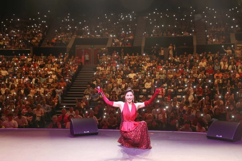 “亲情中华·四海同春”慰侨演出走进澳大利亚,艺术家金响演唱燃爆全场(图3) “亲情中华·四海同春”慰侨演出走进澳大利亚,艺术家金响演唱燃爆全场(图3)