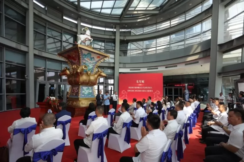 吉尼斯世界纪录铜雕景泰蓝《盛世五羊尊》在河北迁西落成(图2) 吉尼斯世界纪录铜雕景泰蓝《盛世五羊尊》在河北迁西落成(图2)
