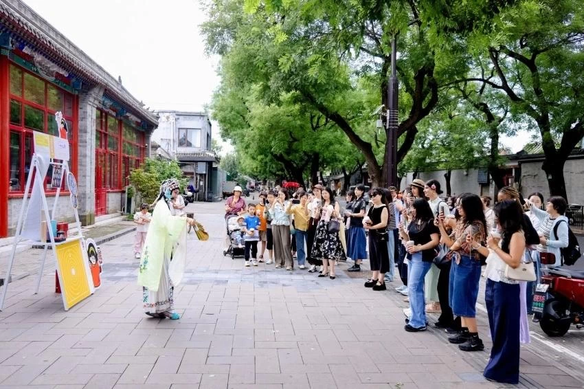 北京西城区启动2026“打卡鼓西 漫步斜街”文化消费活动(图2) 北京西城区启动2026“打卡鼓西 漫步斜街”文化消费活动(图2)