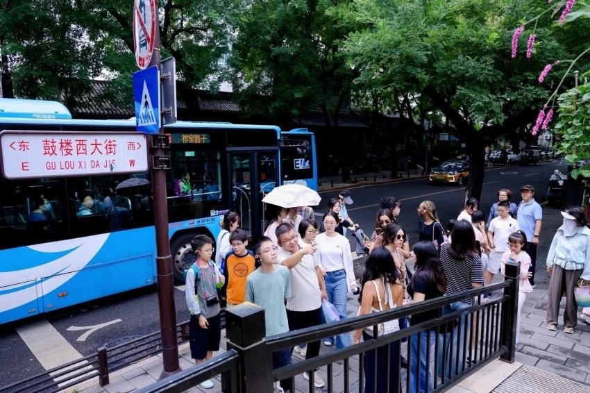 北京西城区启动2026“打卡鼓西 漫步斜街”文化消费活动(图3) 北京西城区启动2026“打卡鼓西 漫步斜街”文化消费活动(图3)
