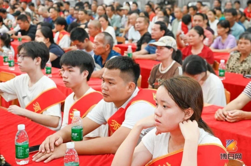 开局即无敌!汇聚68万善款、新科北大博士等199人获奖!首届博白须无奖学大会成功举办(图21) 开局即无敌!汇聚68万善款、新科北大博士等199人获奖!首届博白须无奖学大会成功举办(图21)