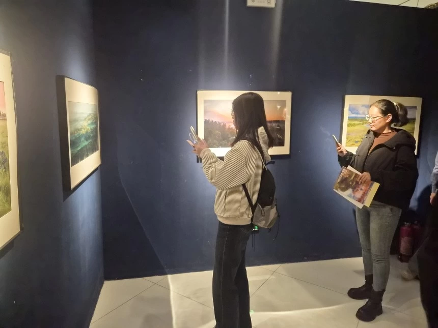 秋韵染林海 光影赴冰城——“大美伊春·魅力丰林”四季风光摄影展哈尔滨站启幕(图3) 秋韵染林海 光影赴冰城——“大美伊春·魅力丰林”四季风光摄影展哈尔滨站启幕(图3)