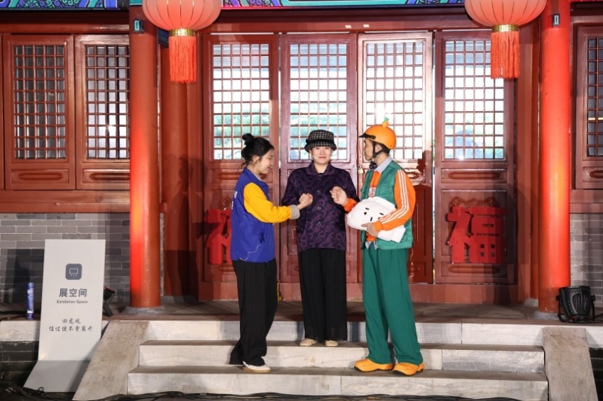 古寺搭台,居民演身边人、说身边事——原创沉浸式戏剧《家在回天》引共鸣(图2) 古寺搭台,居民演身边人、说身边事——原创沉浸式戏剧《家在回天》引共鸣(图2)