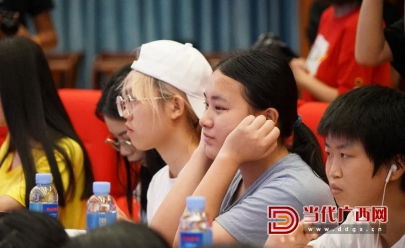 《新时代颂——石才夫朗诵诗选》新书发布会暨阅读分享会在南宁举行(图7) 《新时代颂——石才夫朗诵诗选》新书发布会暨阅读分享会在南宁举行(图7)
