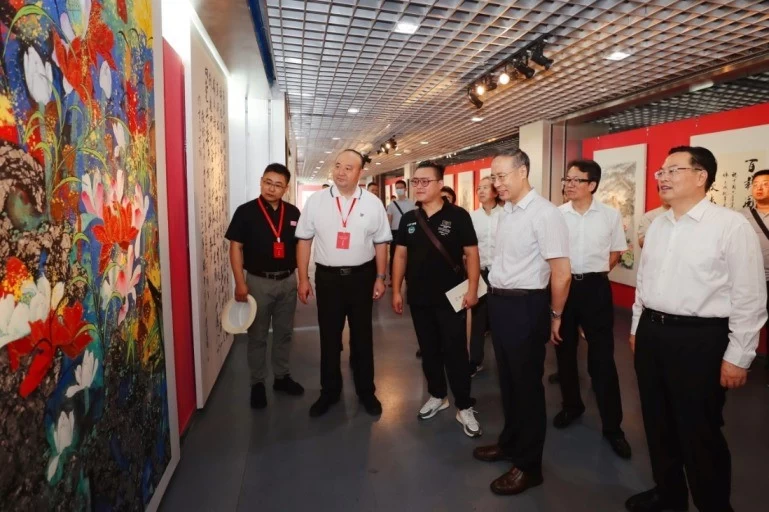 “亲情中华·百年变迁”书画展开展 刘庆广携作品《盛世荷》参展(图2)