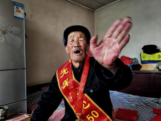 七一，走进老党员——农民摄影人杨晓勇为农民党员入户留影(图4)