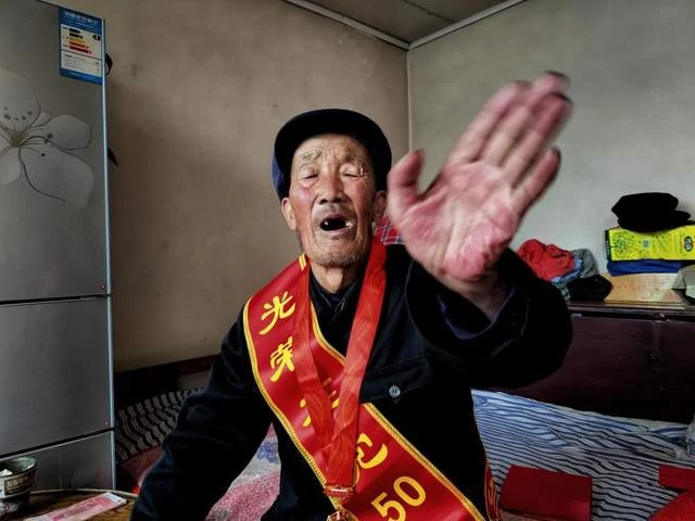 七一,走进老党员——农民摄影人杨晓勇为农民党员入户留影(图4) 七一,走进老党员——农民摄影人杨晓勇为农民党员入户留影(图4)