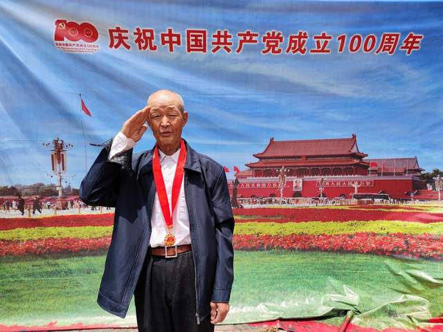 七一，走进老党员——农民摄影人杨晓勇为农民党员入户留影(图1)