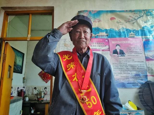 七一,走进老党员——农民摄影人杨晓勇为农民党员入户留影(图2) 七一,走进老党员——农民摄影人杨晓勇为农民党员入户留影(图2)