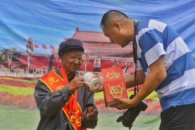 七一，走进老党员——农民摄影人杨晓勇为农民党员入户留影(图11)