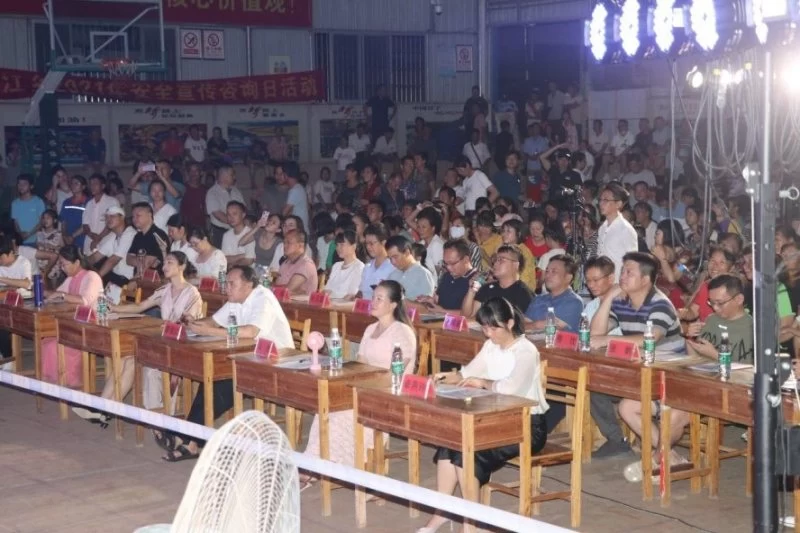 广西鹿寨县导江乡：乡村歌手展歌喉颂党恩(图2)