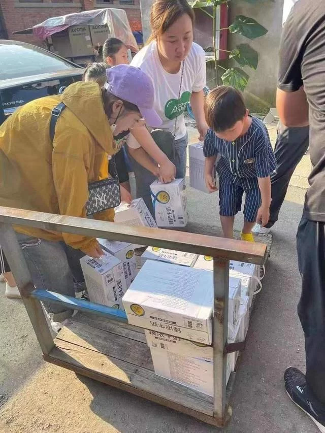 驰援新乡,驰援卫辉——斯玛特美育人与您风雨与共(图4) 驰援新乡,驰援卫辉——斯玛特美育人与您风雨与共(图4)