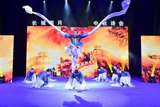“舞武说吟唱”诗颂长城文化——中华世纪坛中秋诗会点亮月圆之夜(图9) “舞武说吟唱”诗颂长城文化——中华世纪坛中秋诗会点亮月圆之夜(图9)