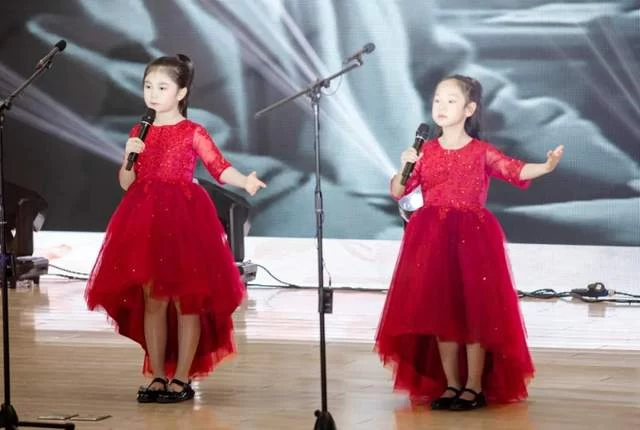 “光影溢彩 歌声飞扬”红色经典影视歌曲讲党史艺术党课精彩开讲(图22) “光影溢彩 歌声飞扬”红色经典影视歌曲讲党史艺术党课精彩开讲(图22)